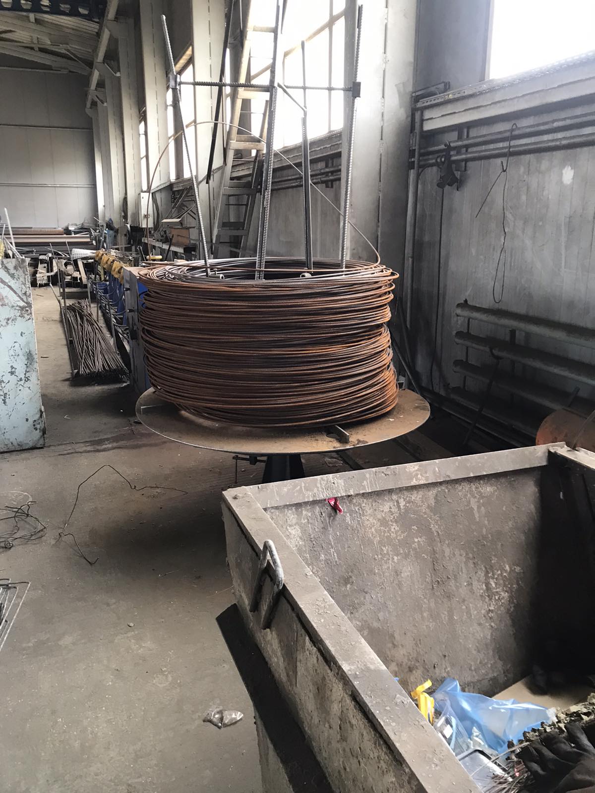 Вымотка арматуры из бухт для производства сеток