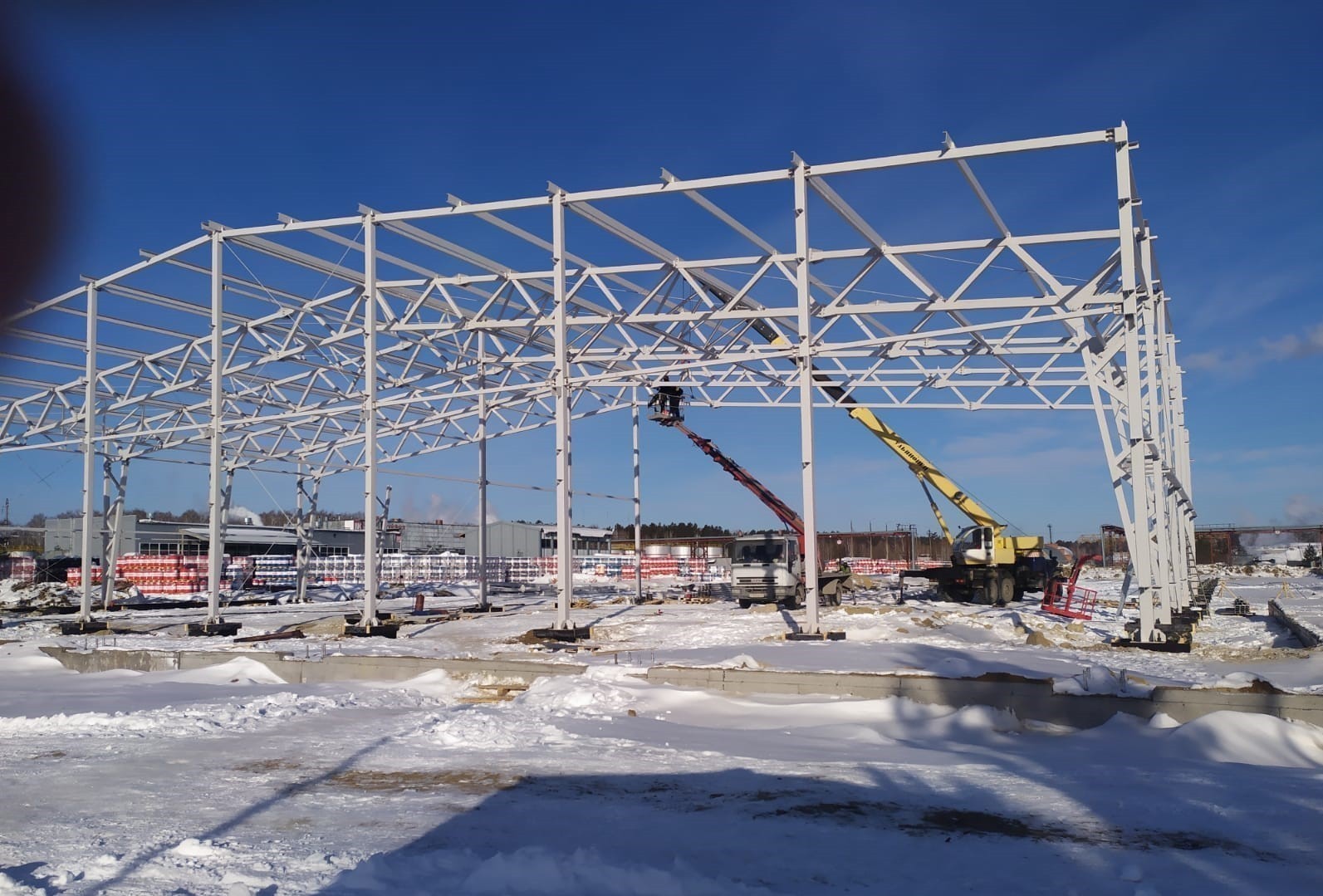 Строительно-монтажные работы, изготовление металлоконструкции склада готовой продукции ПАО «Лукойл»